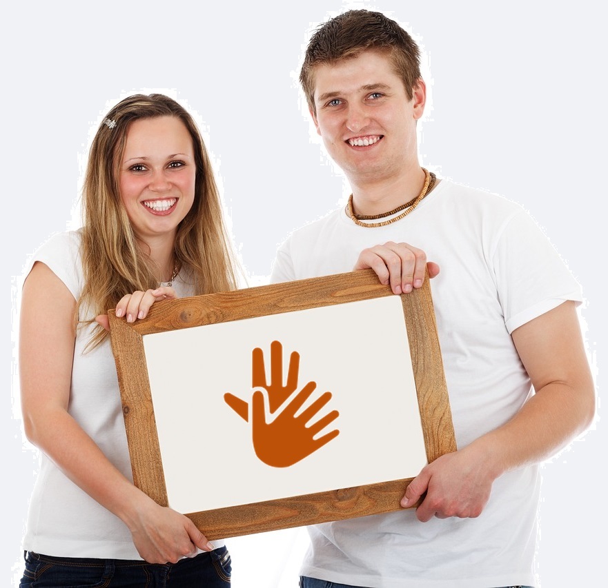 Un joven y una joven adolescentes con camiseta blanca sostienen una pizarra con una ilustración de dos manos que representan la lengua de signos